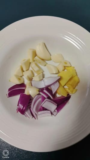 ล้างและหั่นขิง ต้นหอม และกระเทียม แล้วพักไว้