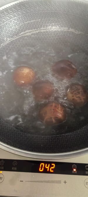 ต้มน้ำในหม้อให้เดือด ใส่เกลือเล็กน้อย ลวกส่วนผสมประมาณ 2 นาที แล้วนำออกพักไว้