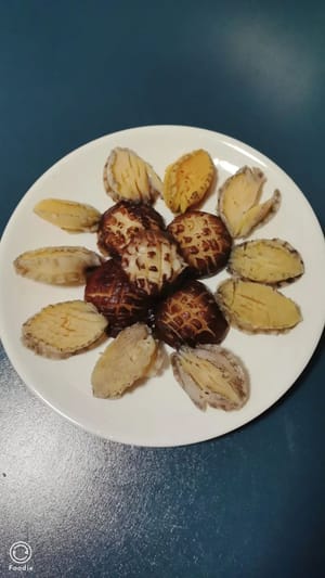 ขั้นแรก ทำความสะอาดหอยเป๋าฮื้อด้วยแป้งข้าวโพดแล้วกรีดเป็นรอย พักไว้ กรีดเห็ดหอมด้วยวิธีเดียวกัน