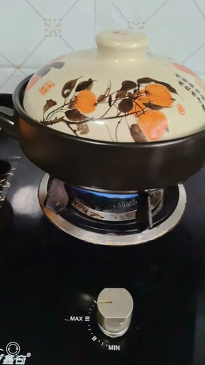 เทใส่หม้อดินเผา เทซอสลงไป แล้วเคี่ยวด้วยไฟอ่อนประมาณสองนาที