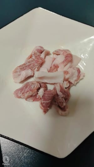 หั่นเนื้อหมูส่วนไหล่เป็นชิ้นๆ