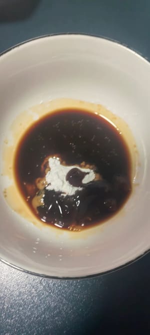 ผสมซีอิ๊วขาว 1 ช้อนชา, ซอสหอยนางรม 1/2 ช้อนชา, แป้งข้าวโพด 1 ช้อนชา, เหล้าปรุงอาหาร 1 ช้อนชา, เกลือเล็กน้อย และน้ำตาล (ถ้าต้องการ) เติมน้ำเล็กน้อยเพื่อทำเป็นซอส