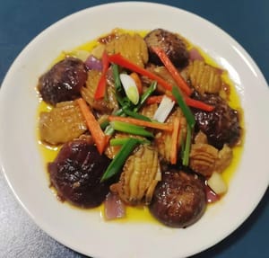 เมื่อปรุงสุกแล้ว เพียงแค่เปิดฝาและเสิร์ฟได้เลย โรยหน้าด้วยต้นหอมซอย รสชาติเยี่ยมยอด มีคุณค่าทางโภชนาการ และอร่อยมาก!