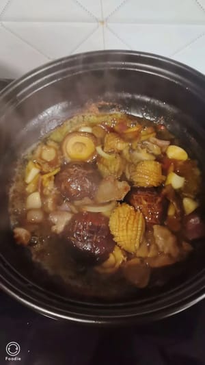 เมื่อปรุงสุกแล้ว เพียงแค่เปิดฝาและเสิร์ฟได้เลย โรยหน้าด้วยต้นหอมซอย รสชาติเยี่ยมยอด มีคุณค่าทางโภชนาการ และอร่อยมาก!