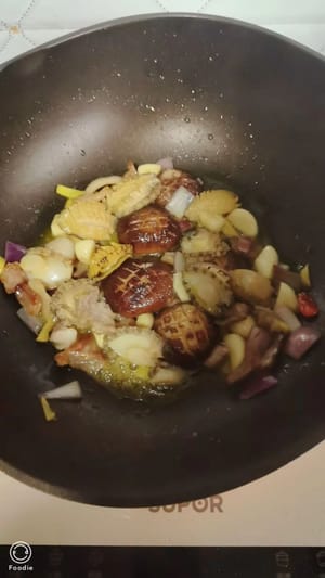 ใส่น้ำมันในกระทะ ตั้งไฟกลาง ใส่เนื้อหมูส่วนไหล่ลงไปผัดจนเหลืองเล็กน้อย ใส่ขิง ต้นหอม และกระเทียมลงไปผัดจนหอม จากนั้นใส่หอยเป๋าฮื้อลงไปผัดด้วยไฟแรงประมาณสองนาที