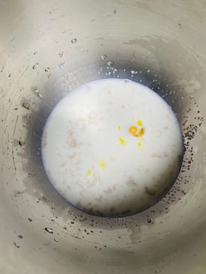 揉面第一步
把牛奶、干酵母、白糖、鸡蛋液、高筋面粉一股脑放进和面桶。
