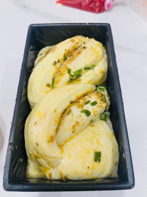 刷液撒料
发酵好后拿出来,在面包生胚上刷一层蛋黄液,再撒点肉松,喜欢芝士的加马拉里苏芝士,最后挤上番茄酱和沙拉酱,跟给面包“化妆”似的。