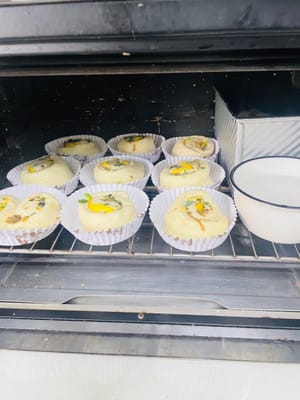 Masukkan roti panggang dan roti gulung yang sudah dibentuk ke dalam oven, lalu letakkan semangkuk air panas di sebelahnya untuk menjaga kelembapannya. Pada suhu sekitar 35°C, roti gulung akan berfermentasi hingga 1,5 kali lebih besar, dan roti akan mengembang hingga 80%.