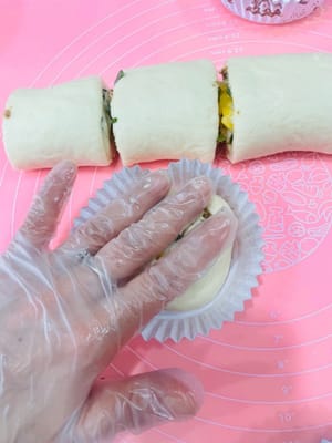 放进面包托里,用手轻轻压一下,让它形状更好看。