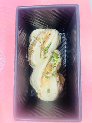 Gunakan pisau adonan untuk memotong bagian tengahnya, balikkan ke arah luar, dengan sisi yang terdapat benang daging menghadap ke atas, lalu gulung melintang dengan ujung yang tertutup menghadap ke bawah, dan masukkan ke dalam kotak roti panggang untuk fermentasi sekunder.