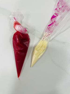 Masukkan saus salad dan saus tomat ke dalam piping bag. Kalau tidak ada, bisa langsung dipencet saja. Mana pun yang lebih praktis.