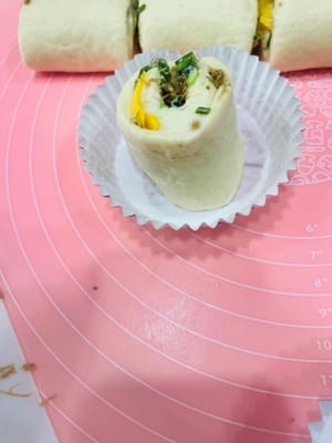放进面包托里,用手轻轻压一下,让它形状更好看。