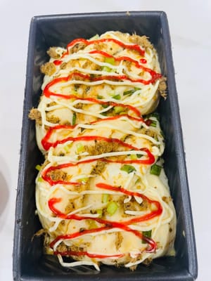 Olesi dengan cairan dan taburi topping.
Setelah mengembang, keluarkan roti dan olesi dengan kuning telur. Taburi dengan abon babi. Jika suka keju, tambahkan keju maraschino. Terakhir, beri saus tomat dan mayones, seperti memberi sentuhan riasan pada roti.