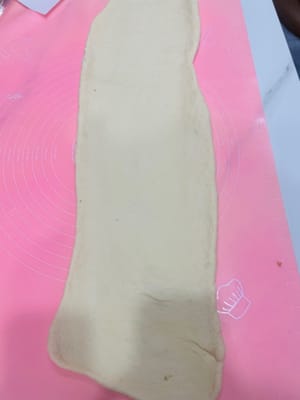 整形(小面包版)
本来想给小面团挨个做“精致SPA”,结果懒癌秒上线:“一个个整形太费手,味儿都一样!” 三秒放弃挣扎,把面团扒拉成一大坨,“咔咔” 就把擀好的面皮都涂上沙拉酱、撒上肉松和葱花(还有芝士)。切得像馒头,还自我安慰:“这是高效版面包,省事儿还不影响好吃!” 面团都懵了:刚要当“独美”,转眼变“兄弟”。