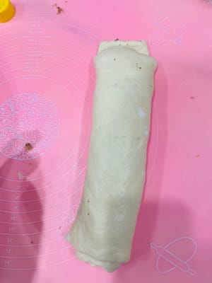 卷面皮
把涂好料的面皮卷成5cm宽的条,卷的时候两边和最后都要收紧,不然烤的时候会变形。再用手轻轻拍压一下,以便馅料更容易贴合。