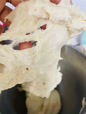 Uleni bahan-bahan hingga menjadi adonan kasar. Jika menggunakan food processor, haluskan dengan pengaturan 1-2 selama 2 menit hingga membentuk adonan kasar.