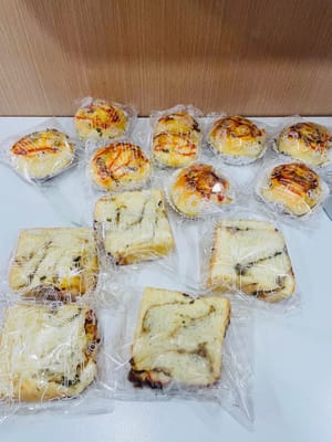 Selamat menikmati.
Setelah matang, angkat dan nikmati selagi panas. Rasanya asin, harum, dan lembut, ditambah abon dan saus saladnya yang sempurna!