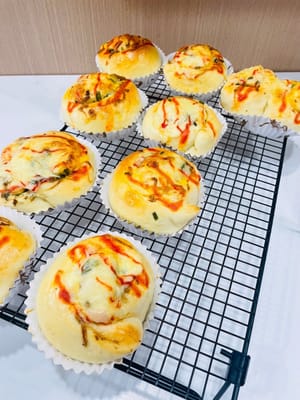 Memanggang Roti
Panggang roti kecil terlebih dahulu. Panaskan oven hingga 180°C dan panggang di rak tengah bawah selama 20 menit. Jika terlalu kecokelatan, tutup dengan kertas timah agar tidak gosong.
Memanggang Roti Panggang
Panggang roti panggang pada suhu 120°C (atas) dan sekitar 200°C (bawah) selama 30 menit, juga di rak bawah. Tutup dengan kertas timah jika terlalu kecokelatan.