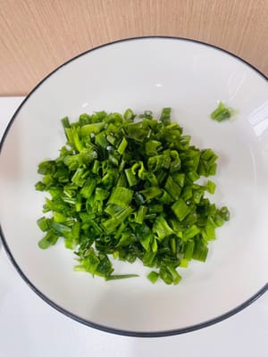 Siapkan isian dan saus. Cincang halus daun bawang, sisihkan.