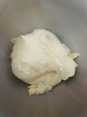 Tambahkan mentega dan garam, lalu lanjutkan menguleni.
Tambahkan mentega tawar dan garam. Uleni dengan kecepatan 1-2 selama 3 menit agar adonan menyerap mentega dan garam serta menyatu. Kemudian, uleni dengan kecepatan 6 selama 8-10 menit, hingga adonan 80% padat dan membentuk adonan. Ingatlah untuk tidak melebihi suhu 26°C sebelum mengeluarkan adonan dari loyang. Di musim panas, gunakan susu dingin.
Tutup adonan dengan plastik wrap dan biarkan mengembang. Setelah mengembang dua kali lipat, tusuk lubang dengan tangan basah. Jika lubang tidak mengecil, berarti adonan sudah matang, mirip seperti mengembangnya roti kukus.