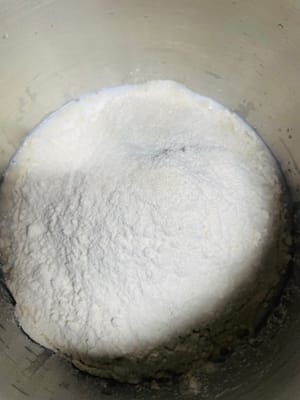 Menguleni adonan: Langkah pertama: Masukkan susu, ragi kering, gula, cairan telur, dan tepung gluten tinggi ke dalam mangkuk pencampur adonan.