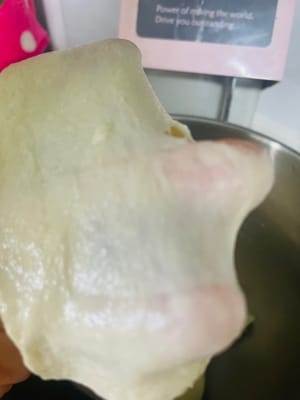 加黄油和盐继续揉
把无盐黄油和食用盐加进去,先开1 - 2档打3分钟,让面团把黄油和盐都吃进去,能抱成一团就行。然后开6档高速打8 - 10分钟,打到面团能出个八成的膜就可以啦,记住面团出缸温度别超过26°,夏天记得用冰牛奶哦。

给面团盖上保鲜膜,让它在那儿发酵,等发到两倍大,用手沾点水戳个洞,洞不回缩就说明发好了,跟发馒头似的道理。