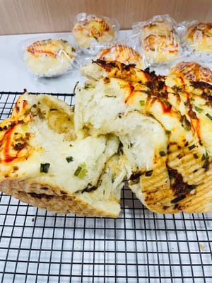 Salad abon babi gurih dan roti lembut