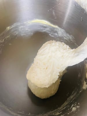 Uleni adonan.
Lalu, kocok dengan kecepatan 6 selama 6 menit hingga adonan lembut dan mengembang, mirip adonan yang biasa kita gunakan untuk membuat bakpao, tetapi sedikit lebih lembut.