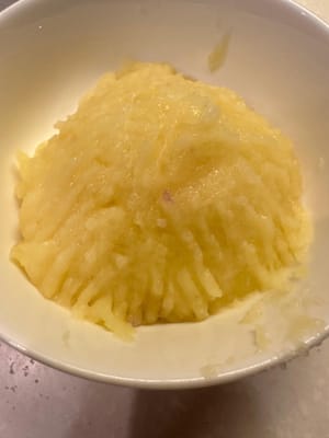 เติมนมข้นหวาน 10 กรัมลงในมันเทศและมันฝรั่งตามลำดับ