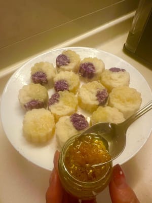 ทาหน้าขนมไหว้พระจันทร์ด้วยน้ำผึ้งดอกหอมหมื่นลี้โฮมเมดเพื่อเพิ่มรสชาติและกลิ่นหอมยิ่งขึ้น