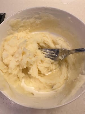 เติมนมข้นหวาน 10 กรัมลงในมันเทศและมันฝรั่งตามลำดับ