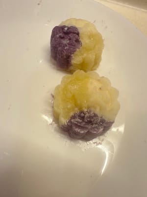 ทาหน้าขนมไหว้พระจันทร์ด้วยน้ำผึ้งดอกหอมหมื่นลี้โฮมเมดเพื่อเพิ่มรสชาติและกลิ่นหอมยิ่งขึ้น