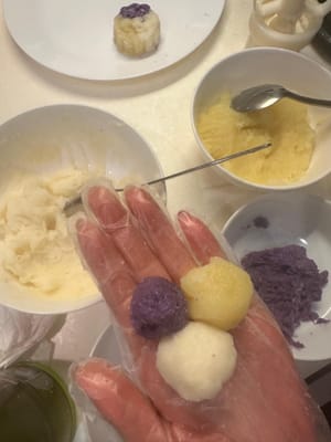 เมื่อทำน้ำซอสข้นเสร็จแล้ว นำแป้งจากแต่ละชามมาปั้นเป็นก้อนเล็กๆ แล้วประกบเข้าด้วยกันดังภาพ