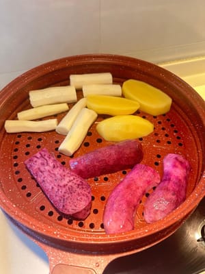 เริ่มต้นด้วยการนึ่งมันม่วง มันเทศ และมันฝรั่ง หลังจากปอกเปลือกแล้ว