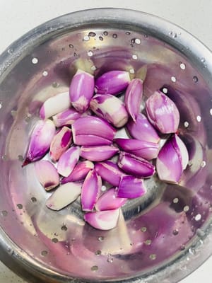 Slice the shallots thinly. At this moment, my eyes were filled with tears. I thought I was touched by my own extraordinary talent as a chef, until I realized that it was the shallots that were spicy! This was not a recipe, but a challenge to the control of human tear glands! However, when the red fragrant oil puffs came out of the oven, they were so fragrant that I made peace with the shallots. This wave was 