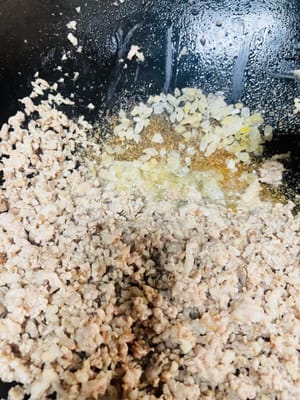 Add 20g of rock sugar to make sugar color, then stir-fry with the minced meat.