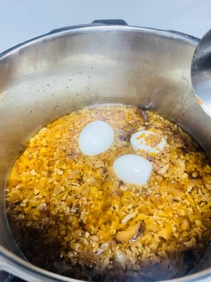 調好味的肉醬，加開水加到能「淹沒敵軍」 （肉醬）！等鍋子開始「吹口哨抗議」（也就是排氣啦，膽子小的用鍋煮😀），掐表計時5分鐘，立刻「掐滅它的囂張氣焰」關火！讓高壓鍋自己慢慢冷靜下嚟，等它徹底卸完氣投降，再把煮熟的雞蛋丟進去，開小火給它們煮5分鐘關火，讓這鍋美味無火燜1小時再吃，保證香到讓你忍不住給它瘋狂打call！煮的時候關好門窗，太香了，一鍋不夠分😀。

如果鍋子慢煮，需要40-60分鐘。
