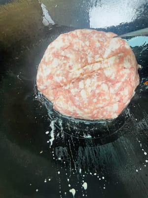 鍋裡蔥油，加入肉沫逼出油脂炒香至金黃色。