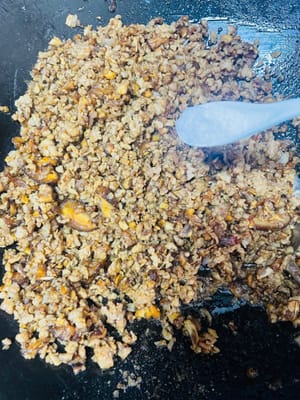 依口味加入鹽調味。