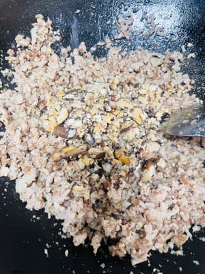 Add diced mushrooms and white pepper and stir-fry.