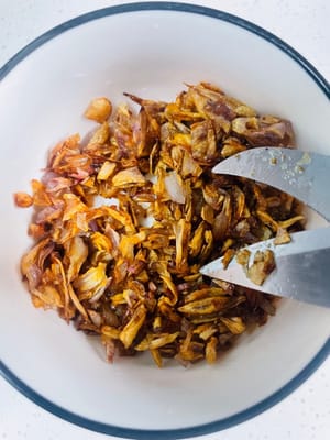 Add oil to the pan and fry shallots over medium-low heat until crispy. Remove the shallots and cut into pieces for later use. Leave some shallot oil in the pan for frying the minced meat. It is delicious! Add the shallots to the noodles when cooking.