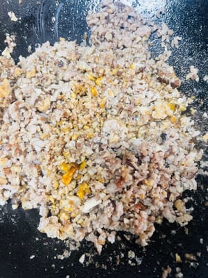 Pour 20 grams of cooking wine from the side of the pot and continue frying.
