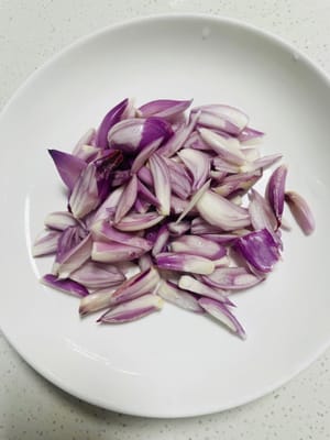 Slice the shallots thinly. At this moment, my eyes were filled with tears. I thought I was touched by my own extraordinary talent as a chef, until I realized that it was the shallots that were spicy! This was not a recipe, but a challenge to the control of human tear glands! However, when the red fragrant oil puffs came out of the oven, they were so fragrant that I made peace with the shallots. This wave was