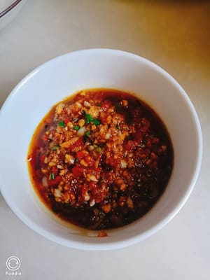 10 g rote Paprika, 10 g Knoblauch, 5 g Ingwer, 5 g Frühlingszwiebeln, 10 ml Sojasauce, 1 Löffel Austernsauce, etwas Pfeffer und Salz verwenden. Gut vermischen und mit heißem Öl übergießen. Fertig ist die Würze.
