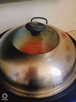 Topf abdecken und 8 Minuten dämpfen.