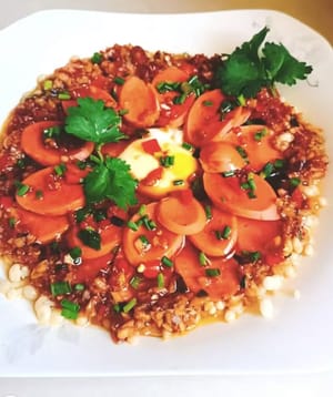 Mit der vorbereiteten Sauce bestreuen, anbraten und mit etwas heißem Öl übergießen.