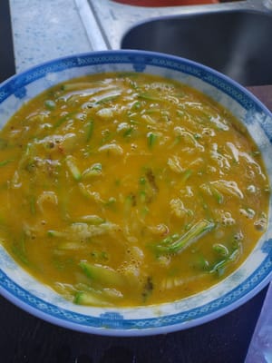 계란에 부추 조각과 호박 조각을 넣고 적당량의 소금과 닭고기 에센스 1티스푼을 넣고 잘 섞습니다.