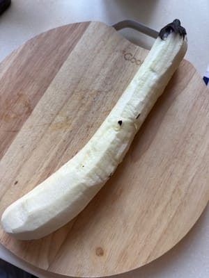 首先，剥去茄子皮，切成块。