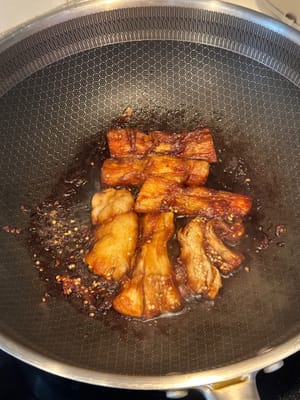 倒入酱汁，调至中火，让酱汁收浓。