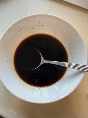 将所有调料放入碗中，加入约30毫升水，制成酱汁。